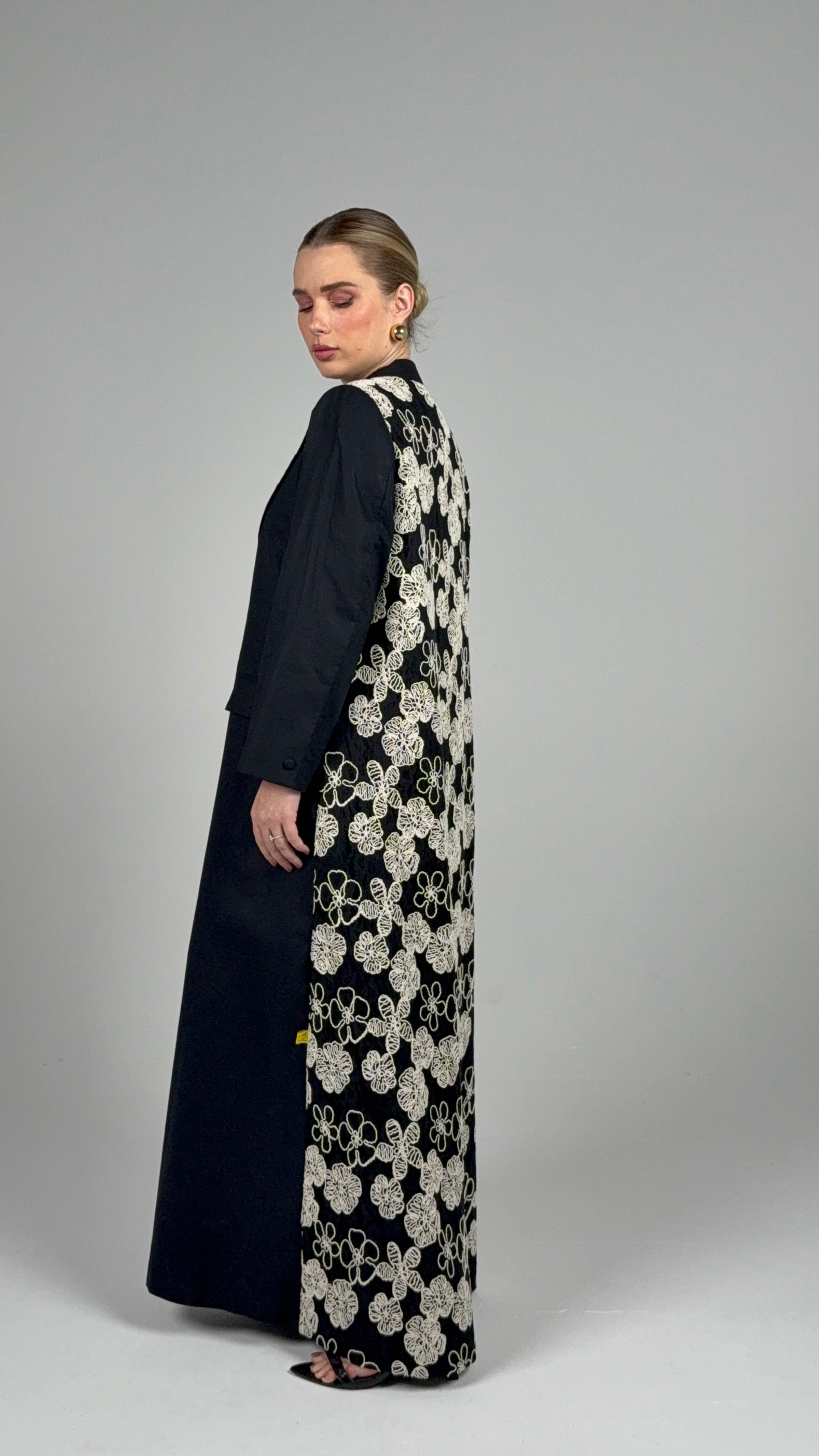 Talk To My Back Blazer-White/Black Embroidered Dantel