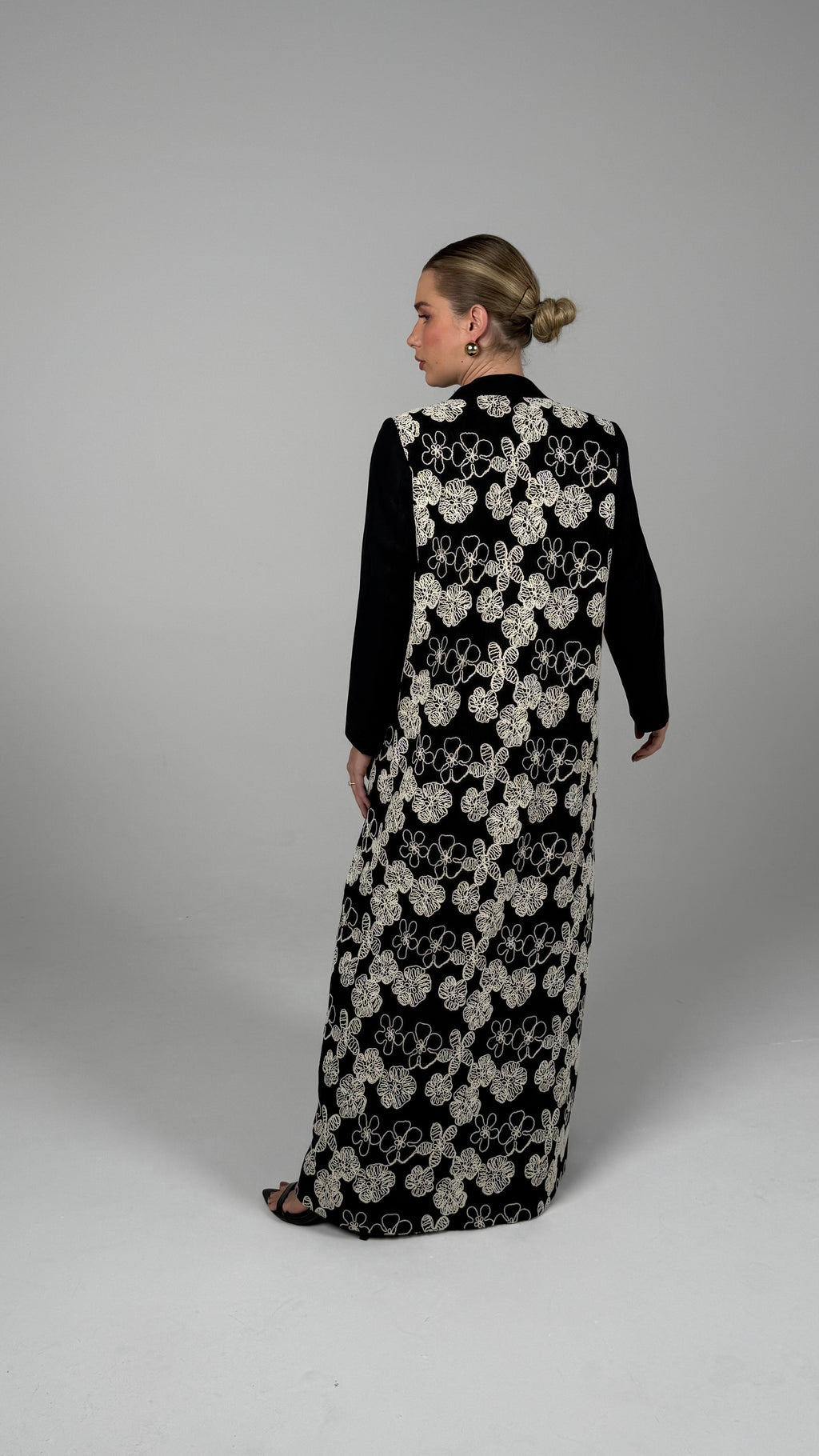 Talk To My Back Blazer-White/Black Embroidered Dantel