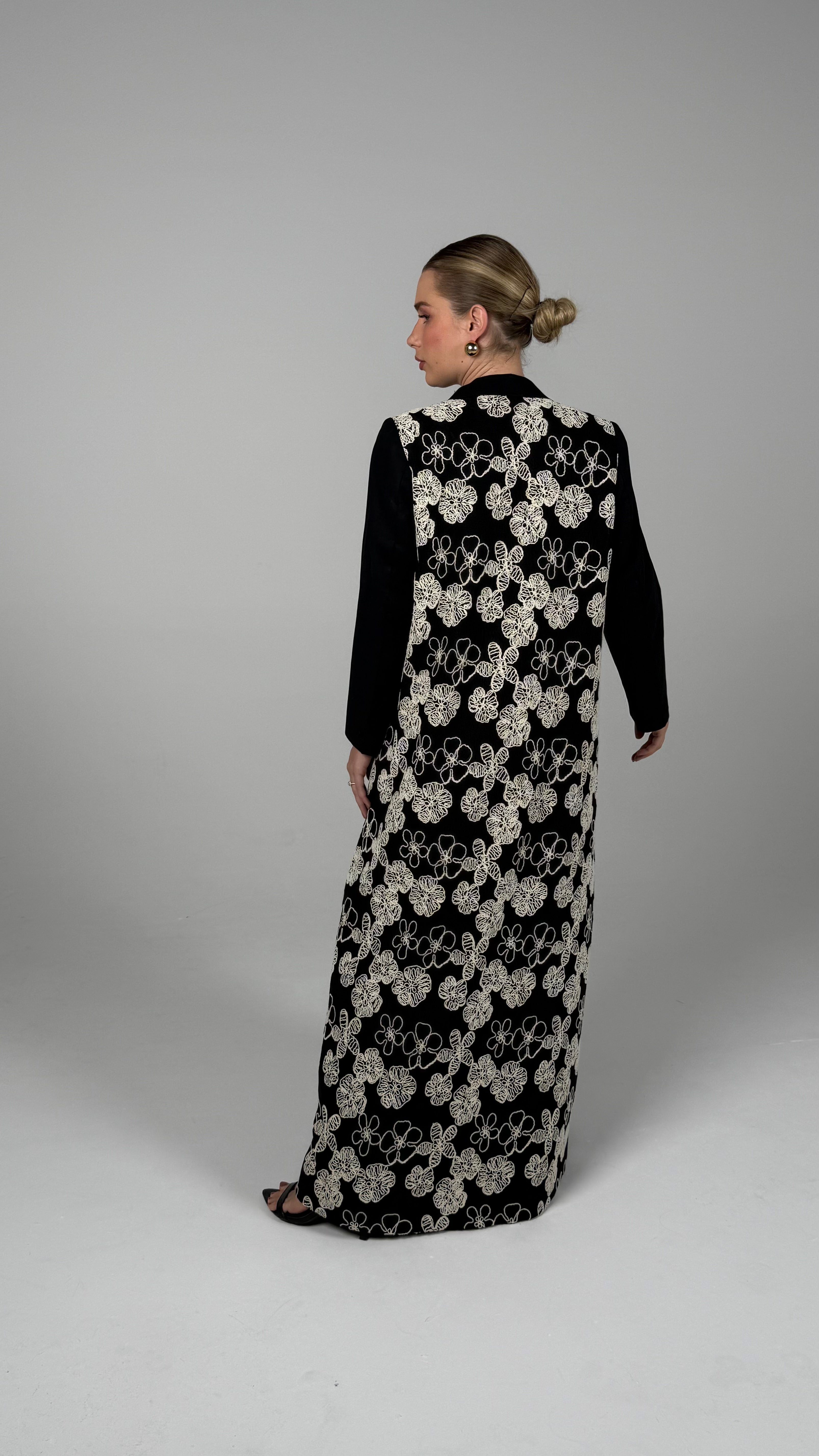 Talk To My Back Blazer-White/Black Embroidered Dantel