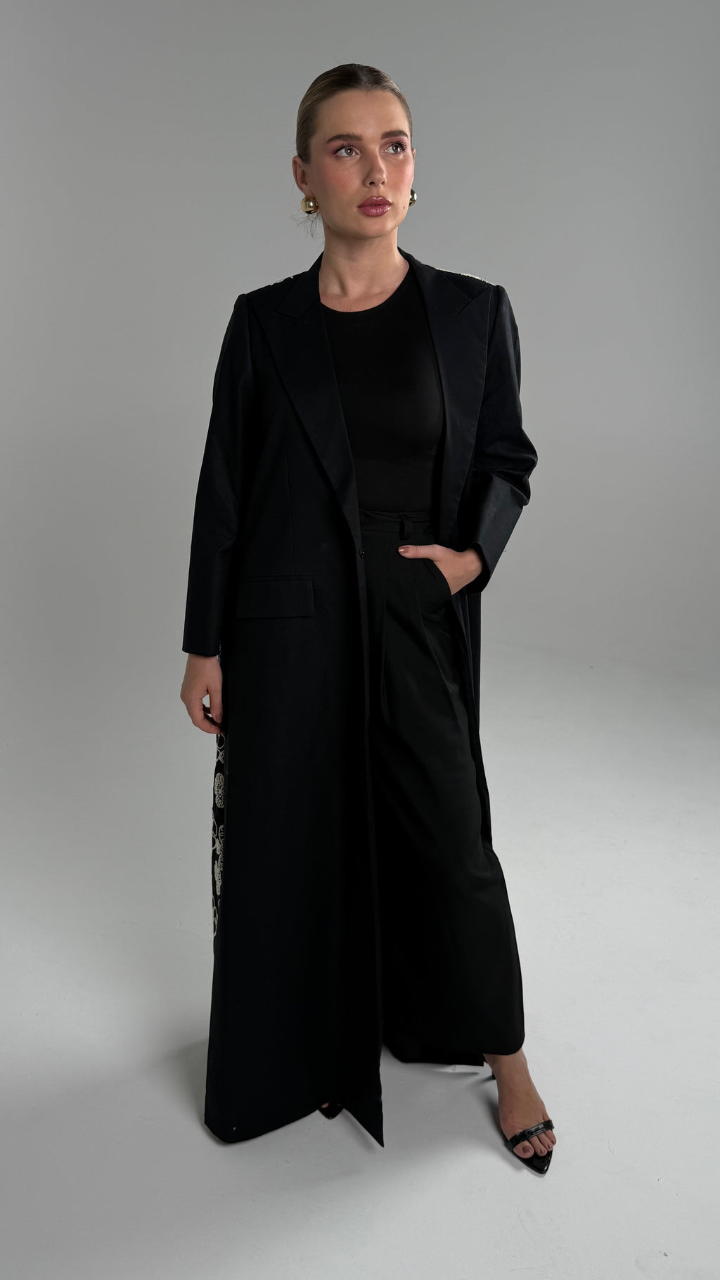 Talk To My Back Blazer-White/Black Embroidered Dantel