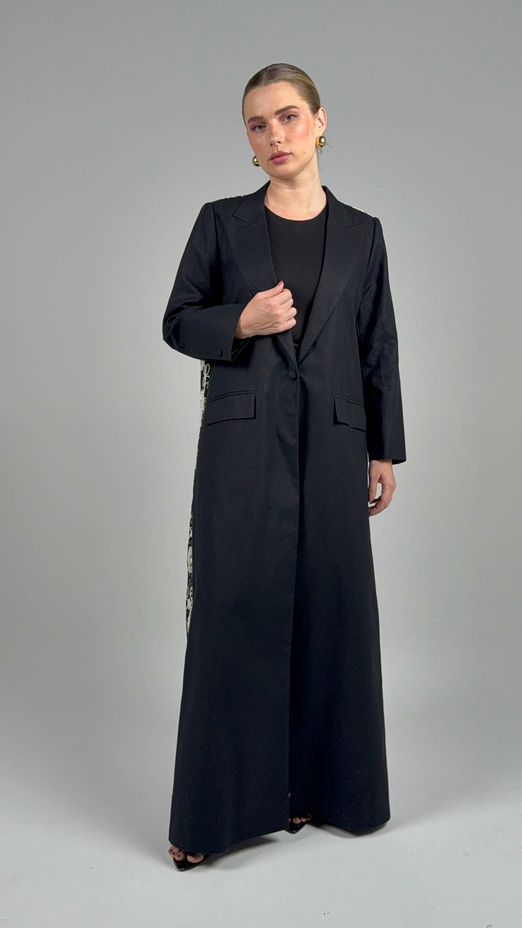 Talk To My Back Blazer-White/Black Embroidered Dantel