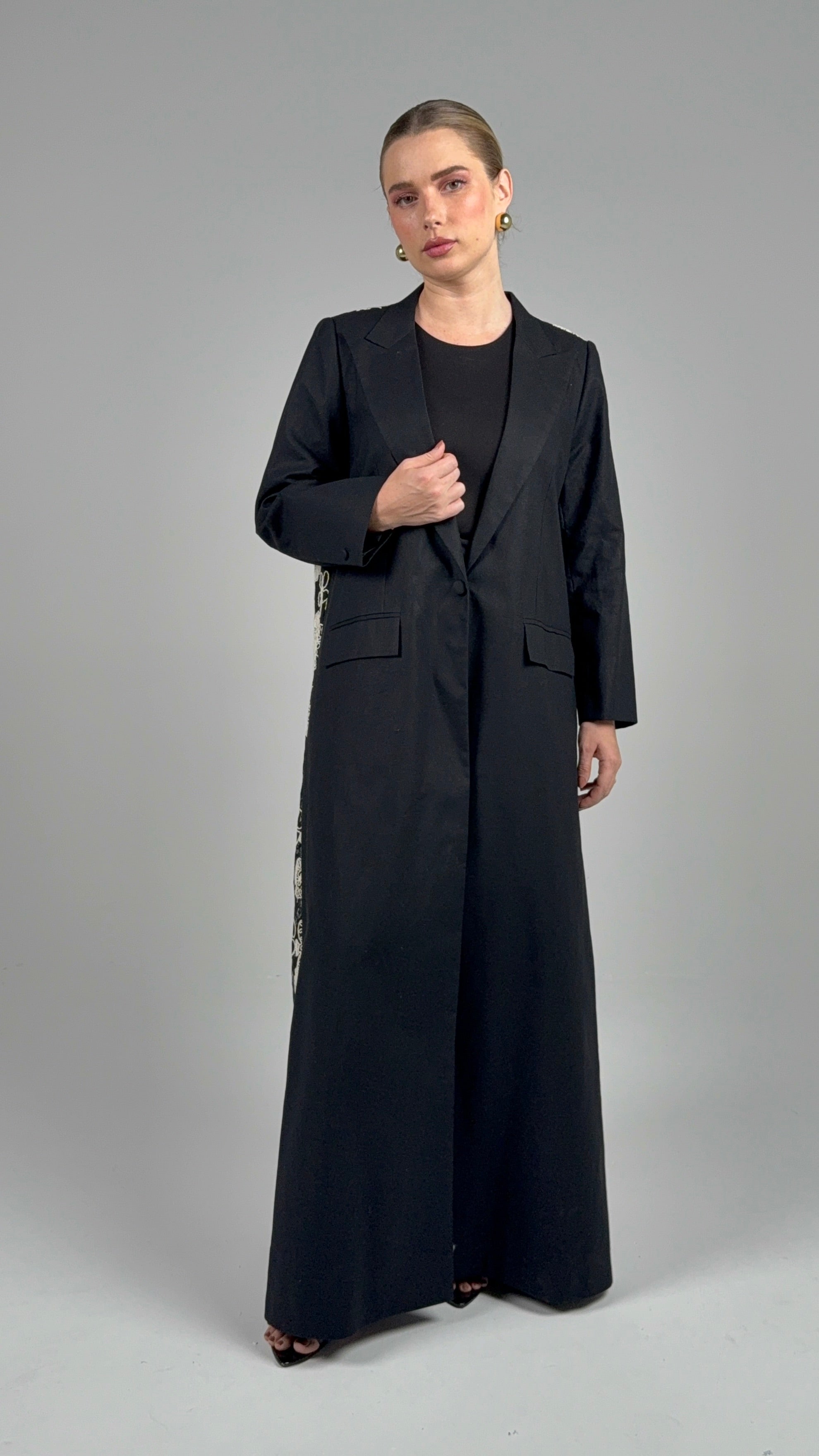 Talk To My Back Blazer-White/Black Embroidered Dantel