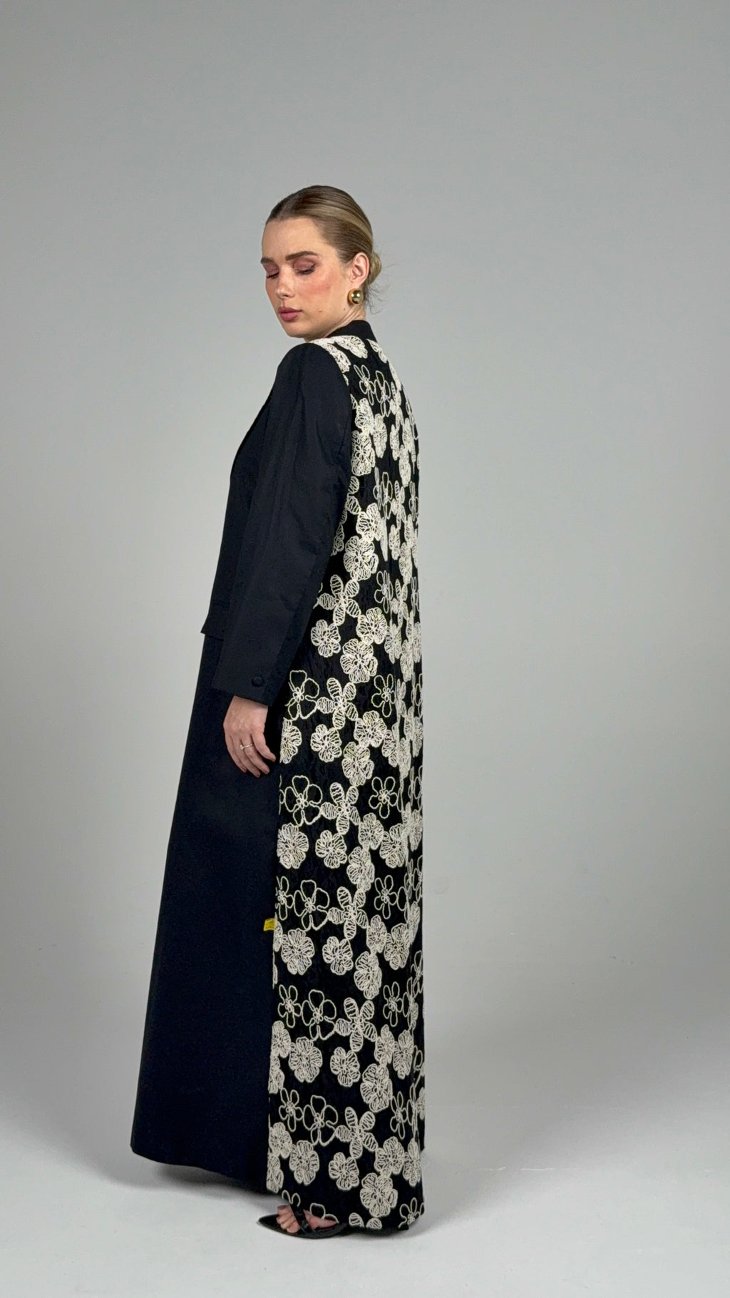 Talk To My Back Blazer-White/Black Embroidered Dantel